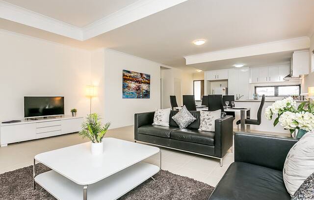 Mindarie House | Oceanside Mindarie - walk to the marina & beach