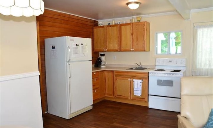 Selwyn Cabin | Birch Bend Cottage Resort- Beach House
