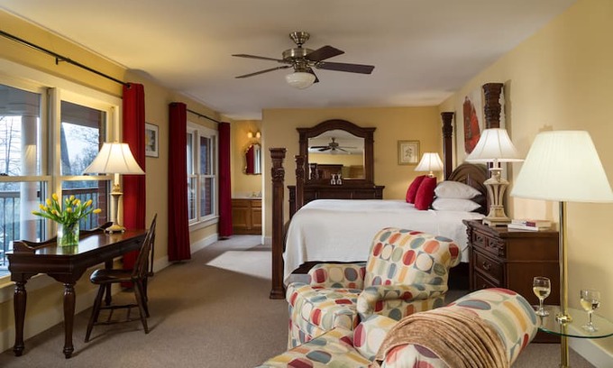 Waynesboro Bed & Breakfast | Wildflower Room - Iris Inn & Cabins