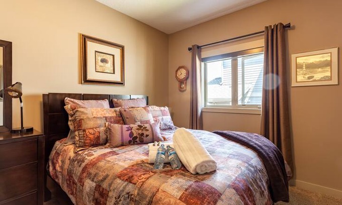 Strathmore House | Cozy room in Strathmore