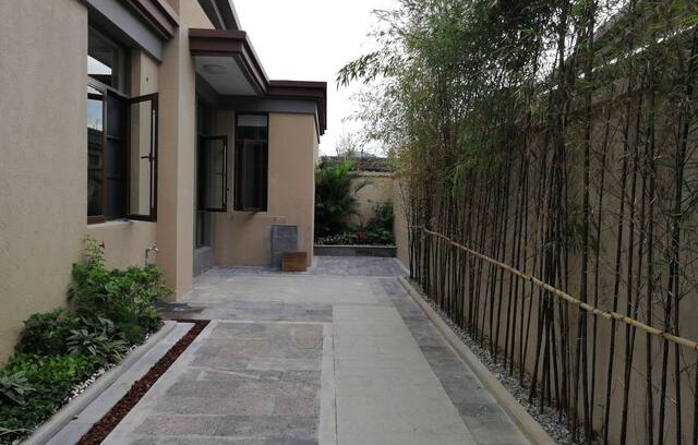 Tengchong County House | 出自苏轼《于潜僧绿筠轩》” 宁可食无肉,不可居无竹。也因院内种植紫竹而得名。