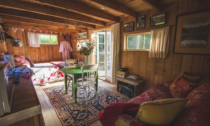 Akaroa Cabin | Romantic Shepherds Hut at Coombe Farm B&B
