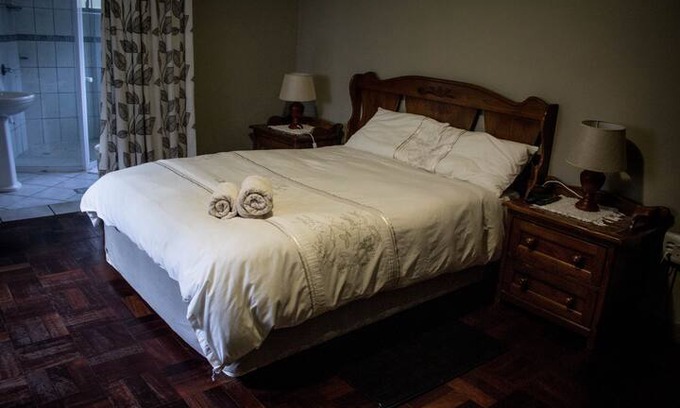 Lyttelton Manor House | En-suit 300m from Unitas Hospital Free WIFI