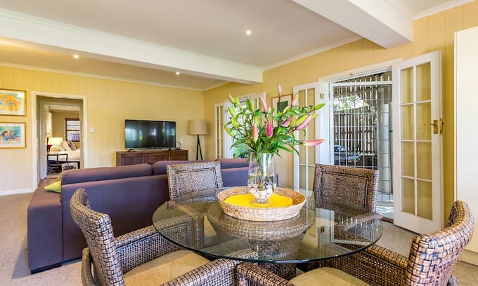 Greenslopes Apartment | Greenslopes Private Hospital garden flat