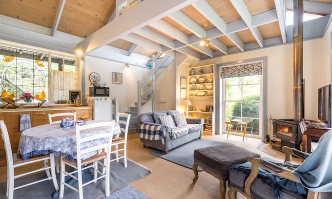 Arthurs Seat House | Bluestone cottage sleeps 3