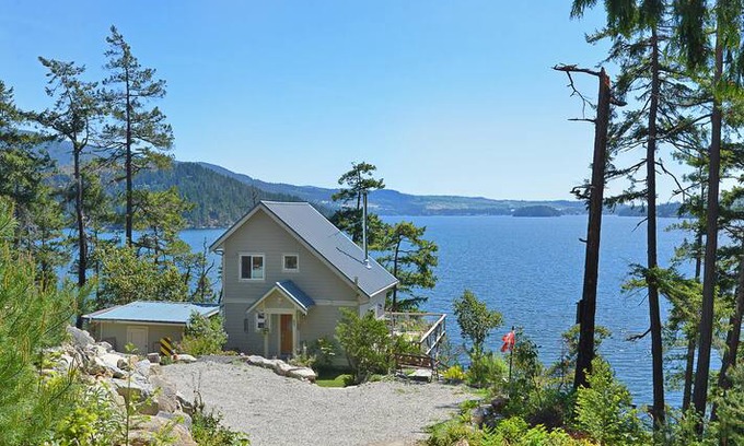 Sechelt Cabin | Carlson Point Seaside Cottage