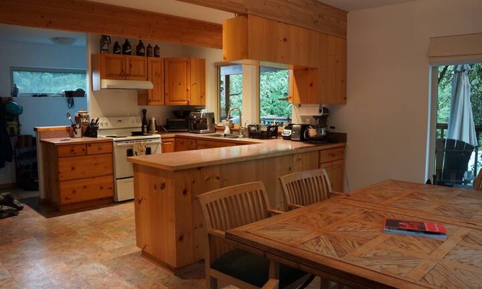 Rossland Villa | Red Fox Hideaway Upstairs House