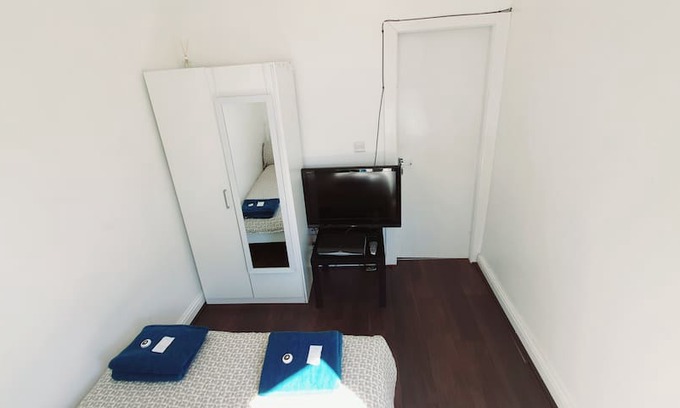 Burnley Bed & Breakfast | No.1 Double room in B&B Town centre location