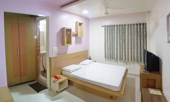 Karad Hotel | Hotel Krishna Palace, Karad Deluxe Room Non Ac