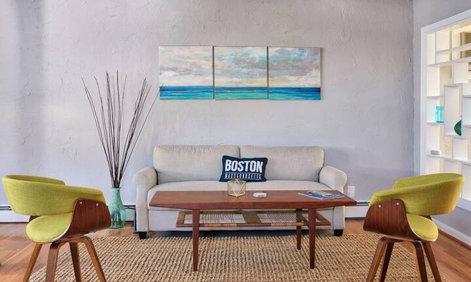 Revere House | Comfy Room 5 mins to Train/Airport/Beach + Parking