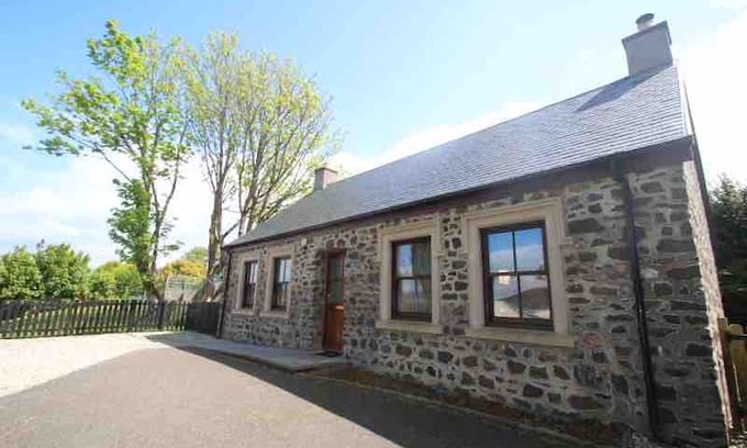 Rothesay Cabin | New 2 bedroom cottage, private garden, parking.