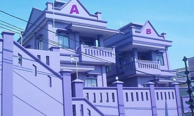 Parongpong Villa | VILA KEMBAR UNGU A (Max.12 Orang)