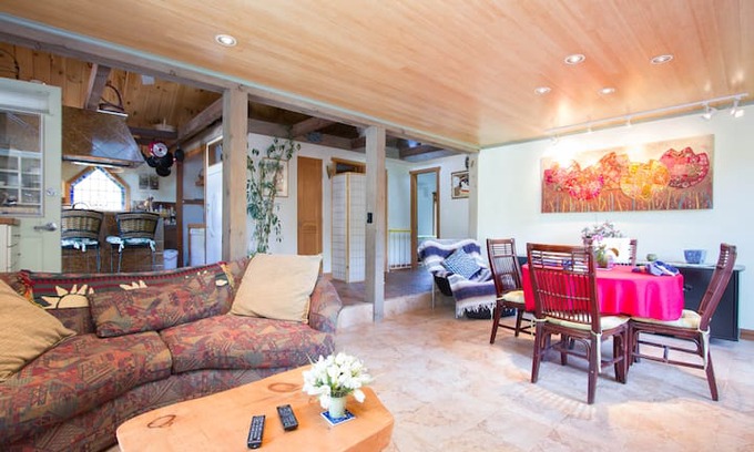 Calverton House | Quiet Canoe Lake Cottage getaway