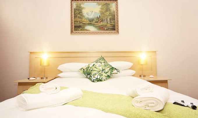 Komani House | Belle Vue Bed and Breakfast Mountain View