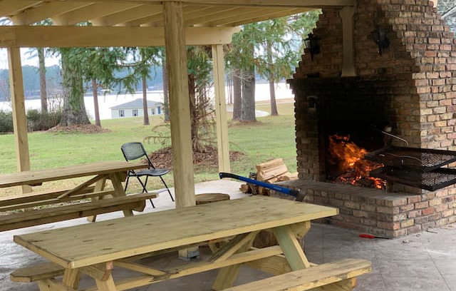 Hattiesburg Villa | Lakeside pavilion:acreage, fishing Pier and Kayaks
