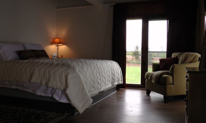 Little Sands Bed & Breakfast | Cliffside Inn: The Lookout Suite