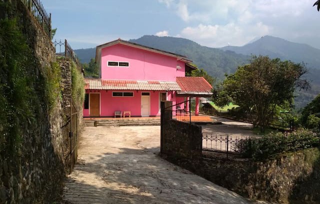 Ciloto Villa | Villa Pink at Tugu Utara, Puncak, Bogor (5BR)