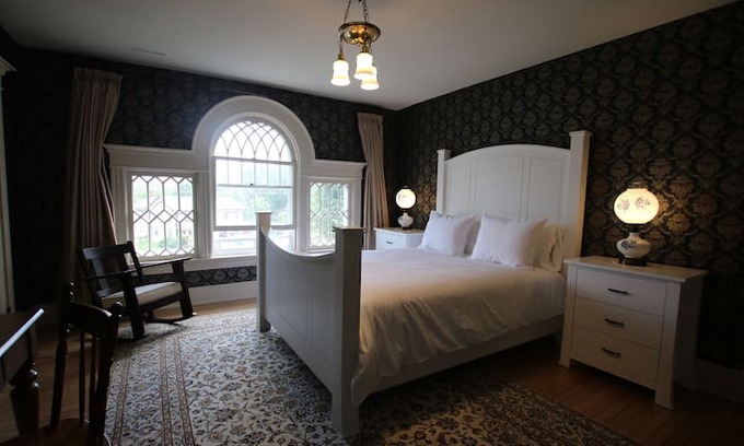 Tillsonburg House | Seven Gables Tillsonburg B & B