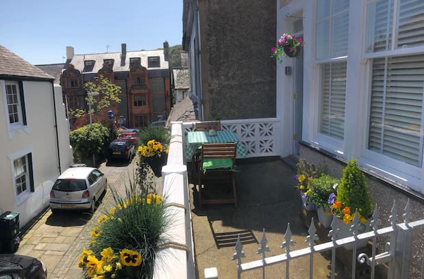 Conwy House | Downtown cottage-heart of Conwy-park free outside