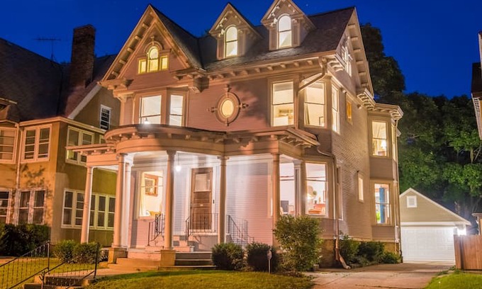 Historic Water Tower House | STUNNING VICTORIAN-SPACIOUS and COZY w / 8 Bdrms