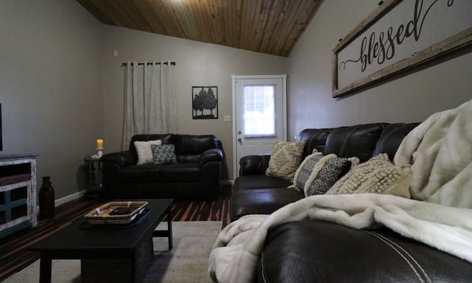 Sweetwater House | Cozy Cabin Off The Grid!