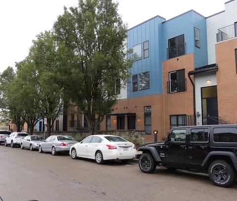Lower Lawrenceville Apartment | Arsenal 201