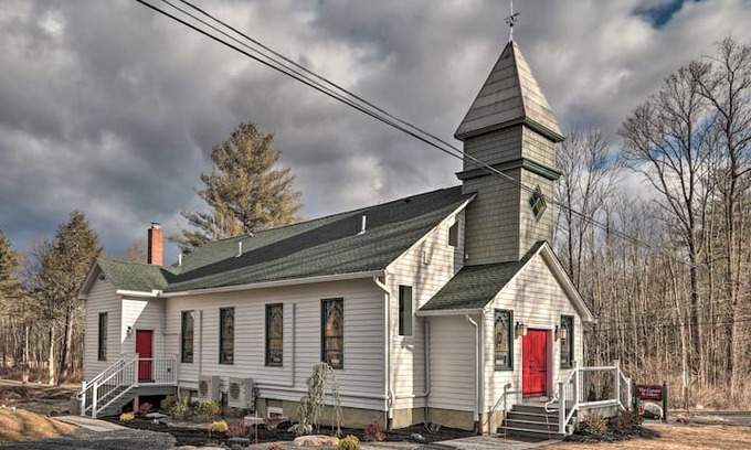 Saylorsburg Bed & Breakfast | The Corner at St. Luke's B&B Inn, est. 1871 church