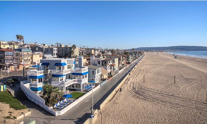 The Strand Apartment | 90210 Beachhouse middle unit