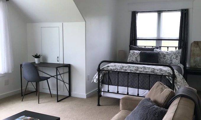 Vernonia House | The Treharne Trailhead-Beautiful Guest Suite