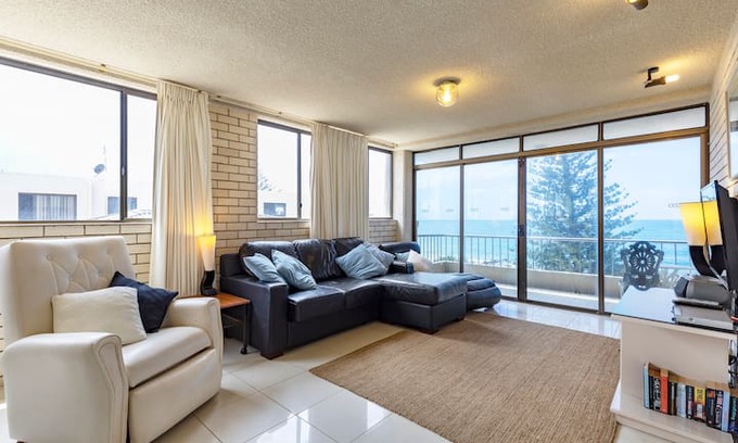 Caloundra Apartment | Absolute beachfront! Edgecliffe 5, Kings Beach