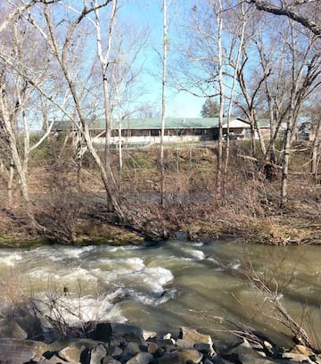 Paris Apartment | 2 Bedroom Creekside Retreat at Mt. Magazine - #2