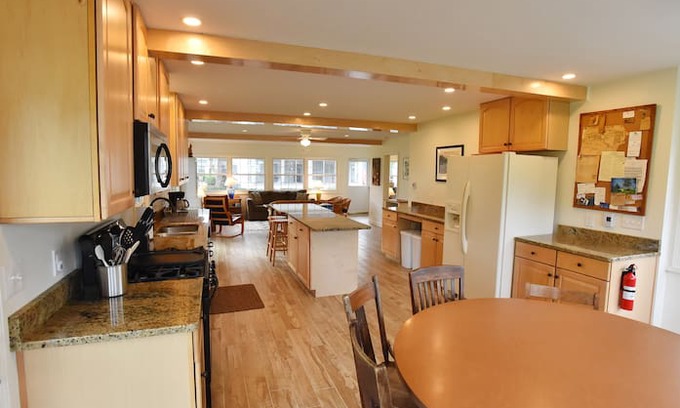 Vermilion Cabin | Cottage in Idyllic Linwood Park