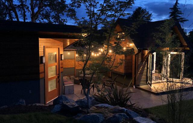 Gorge -Tillicum Area House | Tidal wood villa