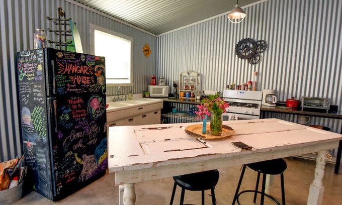Utopia House | Hangar House