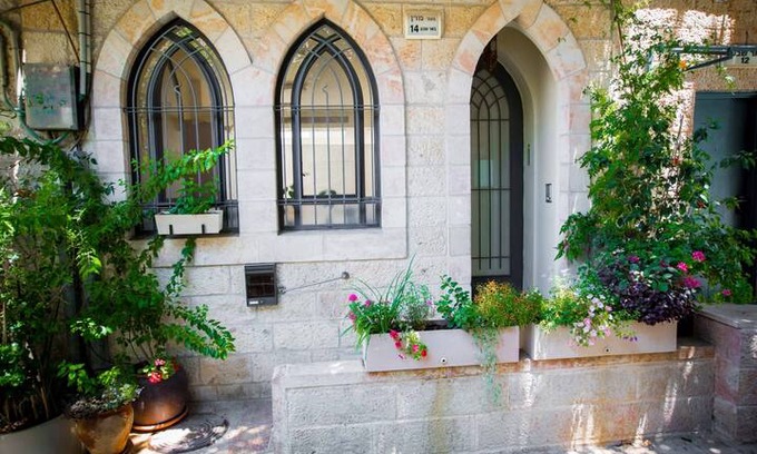 Nachlaot Apartment | The Nachlaot Pearl /King David room