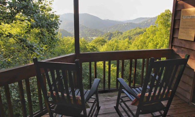 Boone Apartment | Sunset Valley - centrally located w mountain views