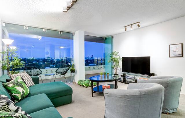 Taringa Apartment | The Lodge at Taringa ☆ Free WiFi ☆ Parking ☆ Pool