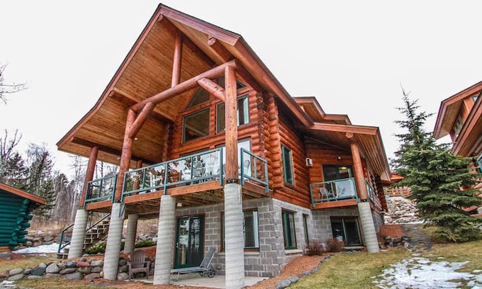 Tofte Cabin | Temperance Landing 24 is a luxury log home nestled on the edge of Lake Superior in the town of Schroeder, MN