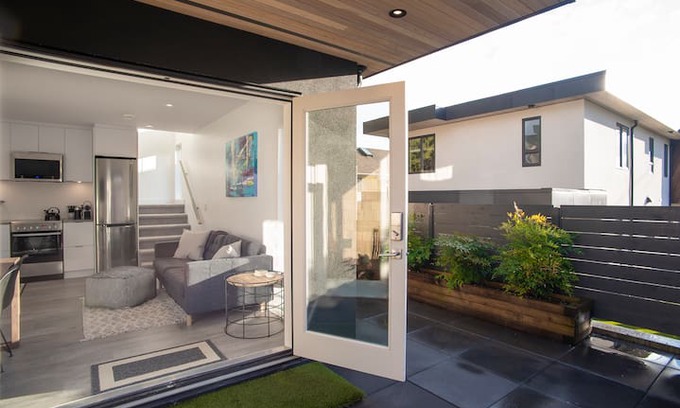 Lower Lonsdale House | New Guest House / Laneway House in North Vancouver