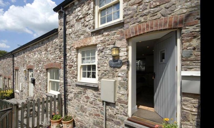 Laugharne Cabin | Daffodil Cottage, Laugharne, Wales