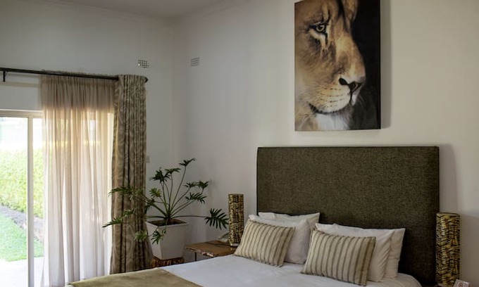 Harare East Bed & Breakfast | Greystone Lodge (B&B):Queen Room 1 (self catering)