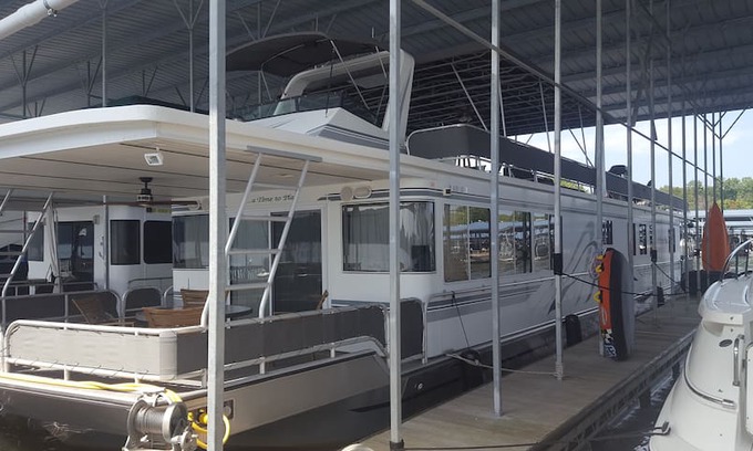 Avoca Boat Rental | Houseboat on Lake Monroe