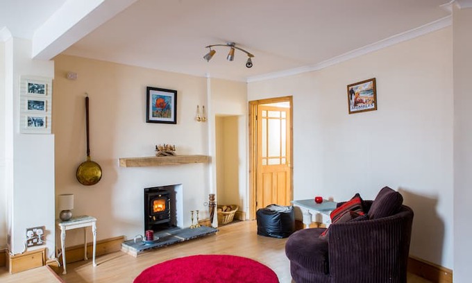 Llanrhidian Higher Cabin | Cockle Shell Cottage - Sleeps Four