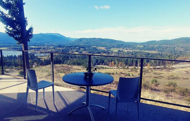 North Cowichan House | Maple Bay Cliffs (Master bedroom with ensuite)