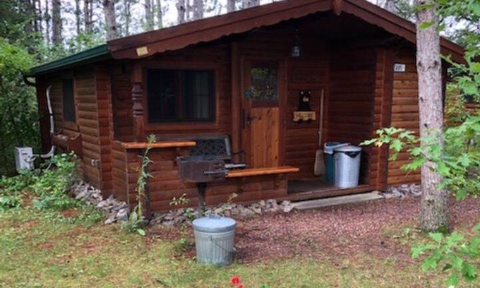 Hayward Cabin | Cozy lakeside authentic German log cabin Mallard 1