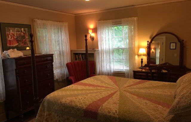 Mann Bed & Breakfast | B&B Iowa City Historic North Side - incl breakfast