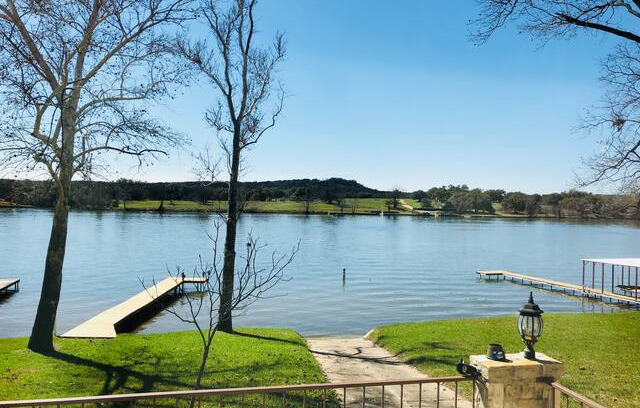 Kingsland House | 5 bedroom 5 Bath Green Harbor Villa is located on Lake LBJ. Sleeps 10