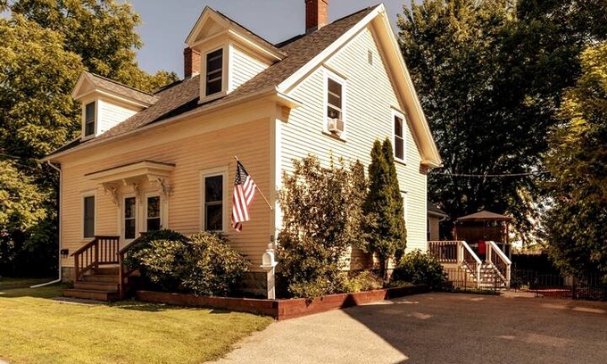 Newmarket House | In-town Newmarket NH home - walk to everything!