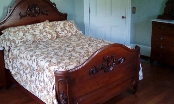 Drewsville Bed & Breakfast | The Blue Room of Eva Blake House