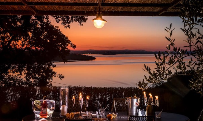 San Feliciano Villa | Villa Bianca la Luna ... The lake from a cloud